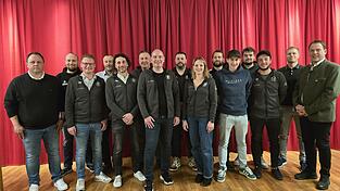 Vorsitzender Thomas Schafflhuber (links) und sein Vize Walter S&ouml;ldner (Siebter von links) mit dem Vorstandsteam und B&uuml;rgermeister Siegfried Lobmeier (rechts).