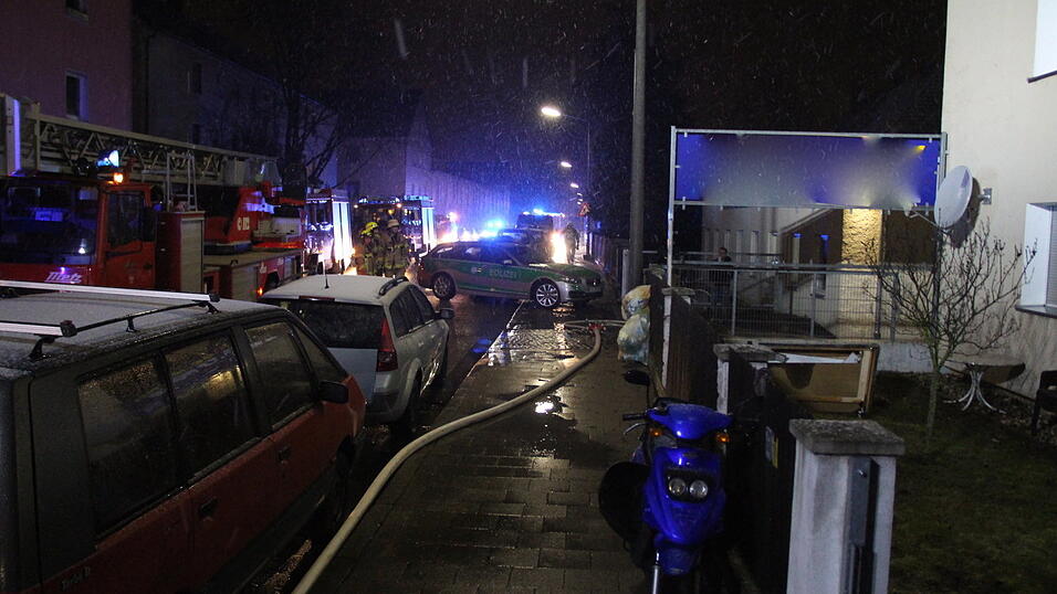 Feuerwehreinsatz kurz vor Mitternacht am Montag im Auweg in Regensburg.
