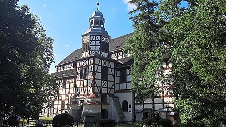 Eher unscheinbar von außen: Die Friedenskirche in Jauer zeigt sich als Fachwerkgebäude.
