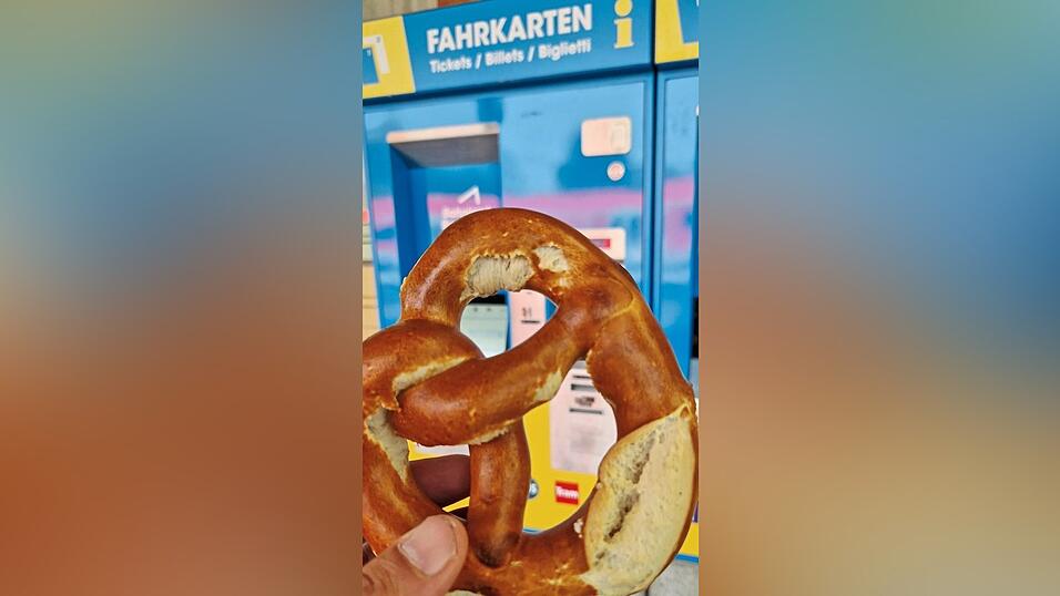 Der Weg ist manchmal nicht einfach, per ÖPNV aufs Gäubodenfest zu kommen. Aber es gibt Möglichkeiten per Bahn, Bus oder Taxi. Der Weg ist manchmal nicht einfach, per ÖPNV aufs Gäubodenfest zu kommen. Aber es gibt Möglichkeiten per Bahn, Bus oder Taxi.