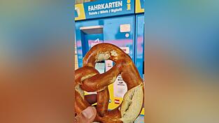 Der Weg ist manchmal nicht einfach, per ÖPNV aufs Gäubodenfest zu kommen. Aber es gibt Möglichkeiten per Bahn, Bus oder Taxi.