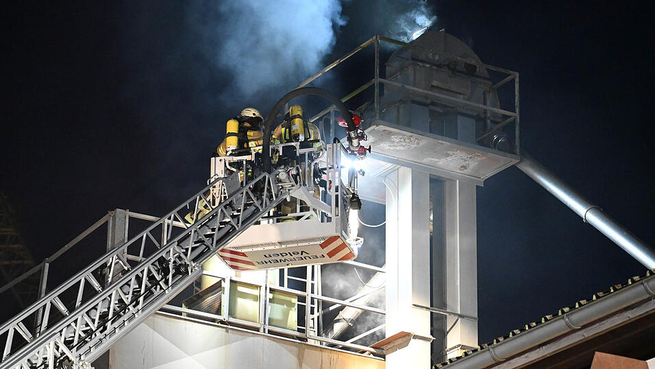Der Brand brach am frühen Morgen in der Maistrocknungsanlage aus.
