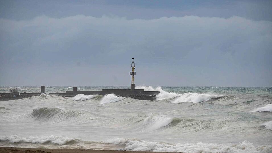 «Leonardo» könnte viel Regen und hohe Wellen an den Küsten Spaniens und Portugals bringen. (Archiv-Bild) «Leonardo» könnte viel Regen und hohe Wellen an den Küsten Spaniens und Portugals bringen. (Archiv-Bild)