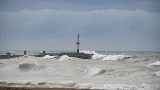 «Leonardo» könnte viel Regen und hohe Wellen an den Küsten Spaniens und Portugals bringen. (Archiv-Bild) «Leonardo» könnte viel Regen und hohe Wellen an den Küsten Spaniens und Portugals bringen. (Archiv-Bild)