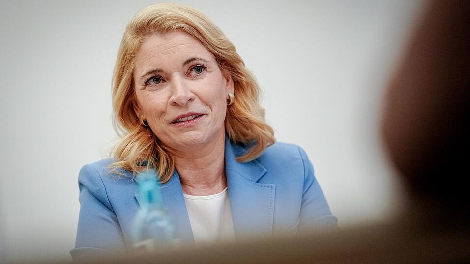 Bahnchefin Evelyn Palla will unter anderem in der Konzernleitung viele Stellen abbauen. (Archivbild)
