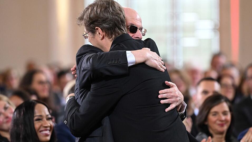 Salman Rushdie bekam den Friedenspreis des Deutschen Buchhandels 2023. (Archivbild) Salman Rushdie bekam den Friedenspreis des Deutschen Buchhandels 2023. (Archivbild)