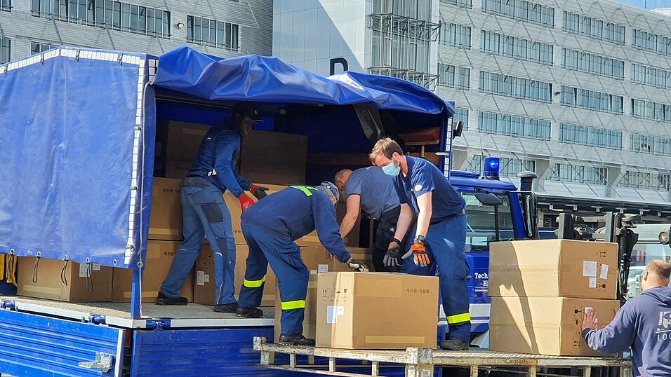 Die Verladung von Einzelkartons mit Schutzgütern auf den hochgeländegängigen Unimog des THW Freising. Die Verladung von Einzelkartons mit Schutzgütern auf den hochgeländegängigen Unimog des THW Freising.