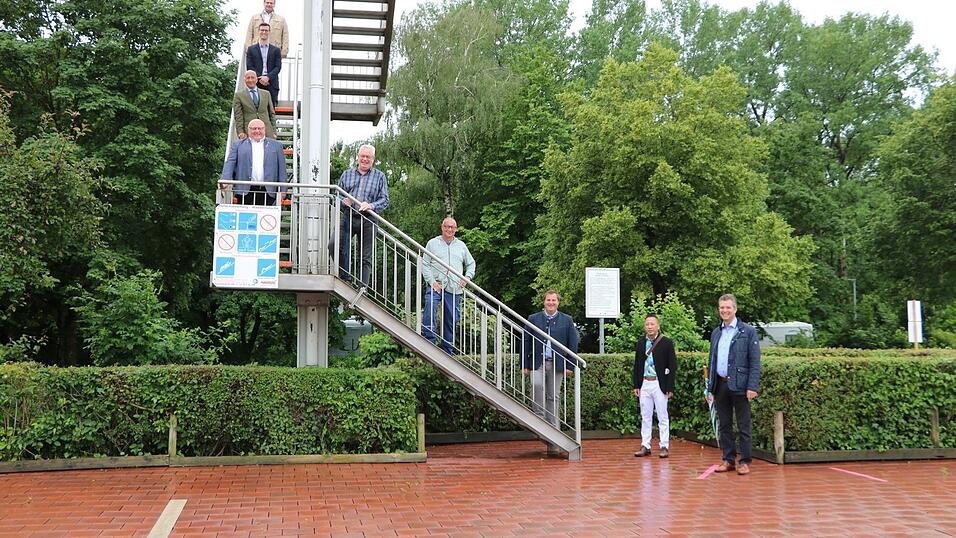 Beim Anstehen f&uuml;r die Rutsche darf man nur auf den roten Stufen stehen. Wer noch vor der Treppe steht, muss sich an die Markierung am Boden halten.