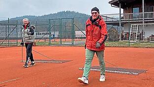 Mit Laubbl&auml;ser und Abziehteppichen r&uuml;cken Peter Vilsmeier (l.) und Stefan Reischer (r.) gegen das Laub an.