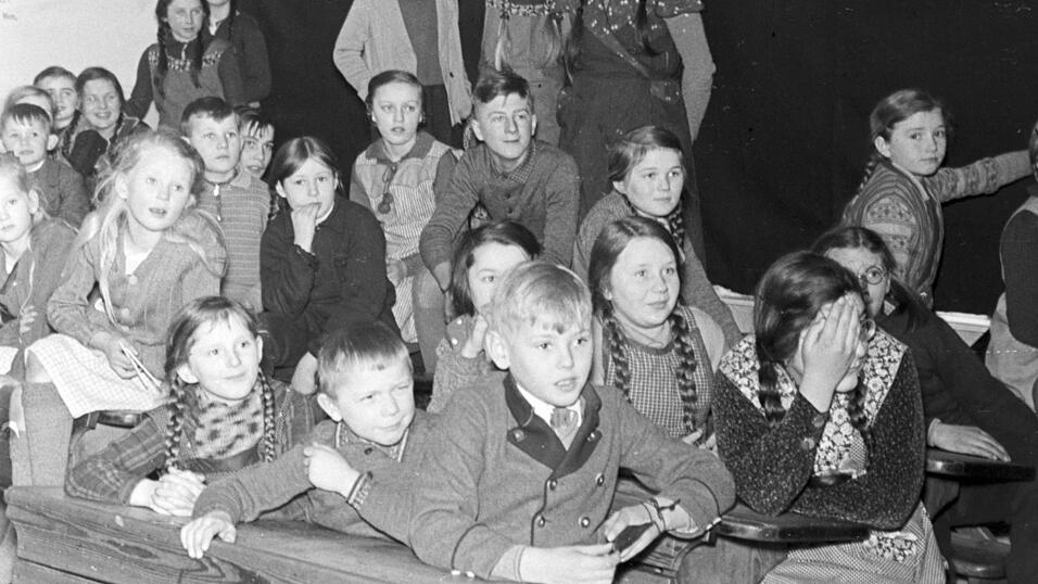 Kinder einer Dorfschule schauen eine Filmvorf&uuml;hrung an. Die Aufnahme stammt aus den 1930er-Jahren, allerdings d&uuml;rfte das Bild 1926 in der Rei&szlig;inger Schule bei der Vorf&uuml;hrung eines Diaprojektors ein &auml;hnliches gewesen sein. Au&szlig;er den Schulkindern schauten laut Zeitung auch Erwachsene interessiert zu, schlie&szlig;lich wurde da allerneueste Technik gezeigt (Symbolbild).