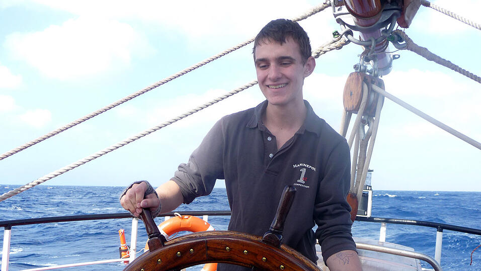 Schüler Niklas (16) aus Landshut am Steuer der Thor Heyerdahl Schüler Niklas (16) aus Landshut am Steuer der Thor Heyerdahl