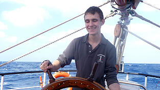 Schüler Niklas (16) aus Landshut am Steuer der Thor Heyerdahl Schüler Niklas (16) aus Landshut am Steuer der Thor Heyerdahl