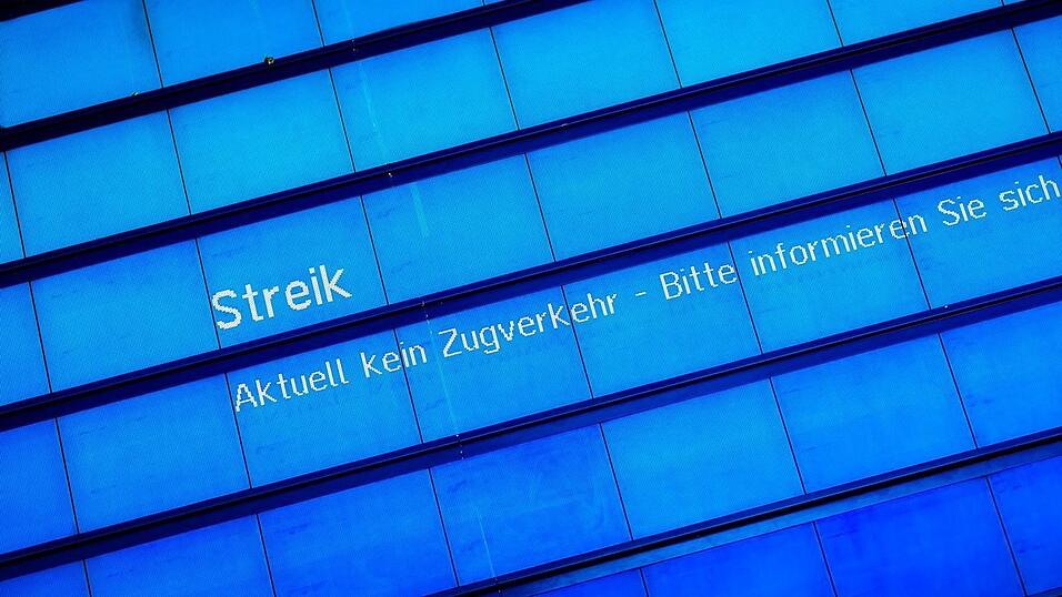 Eine Anzeigentafel an einem Bahnhof weist auf einen Streik hin.