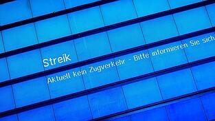 Eine Anzeigentafel an einem Bahnhof weist auf einen Streik hin.