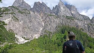In einem Teil der Berchtesgadener Alpen besteht die Gefahr eines weiteren Felssturzes. (Symbolbild)