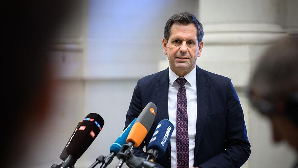 Ministerpräsident Olaf Lies (SPD) sorgt sich um die Autobranche im VW-Land Niedersachsen. (Archivbild) Ministerpräsident Olaf Lies (SPD) sorgt sich um die Autobranche im VW-Land Niedersachsen. (Archivbild)