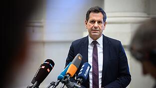 Ministerpräsident Olaf Lies (SPD) sorgt sich um die Autobranche im VW-Land Niedersachsen. (Archivbild)