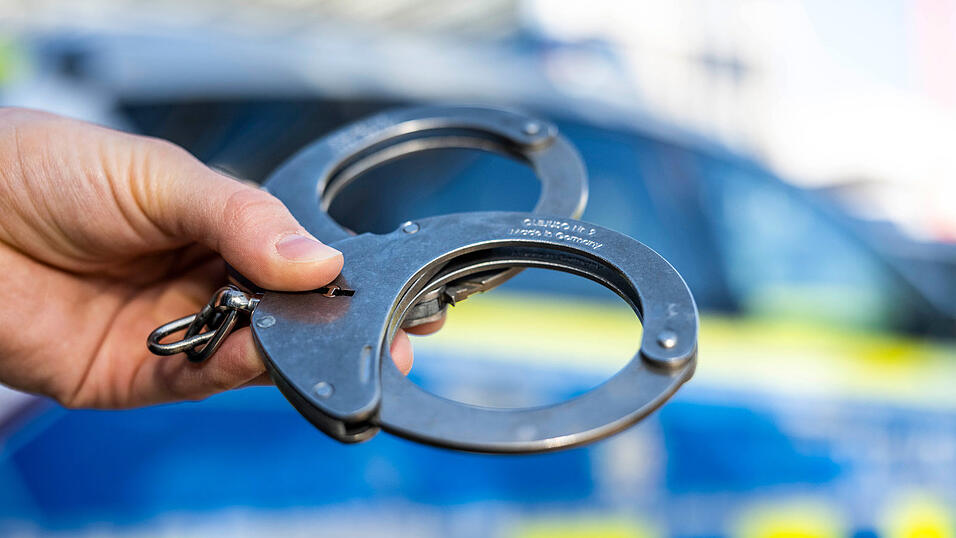 Die Polizei konnte den 33-jährigen Tatverdächtigen an der Galgenbergbrücke festnehmen und später einem Ermittlungsrichter vorführen. (Symbolbild) Die Polizei konnte den 33-jährigen Tatverdächtigen an der Galgenbergbrücke festnehmen und später einem Ermittlungsrichter vorführen. (Symbolbild)