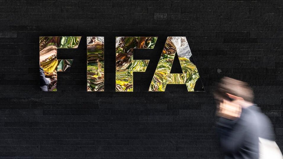 Bei der FIFA-Sitzung trafen Präsident Infantino und seine Gegner aufeinander. Bei der FIFA-Sitzung trafen Präsident Infantino und seine Gegner aufeinander.