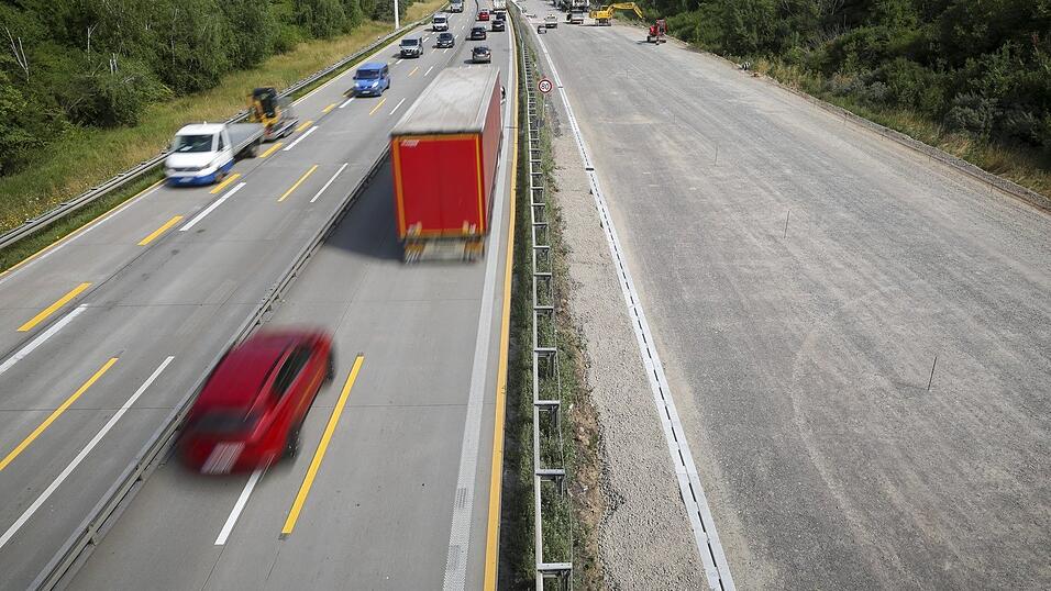 Das Autobahnnetz in Deutschland ist insgesamt rund 13.200 Kilometer lang. Sanierungsbedarf gibt es reichlich. Das Autobahnnetz in Deutschland ist insgesamt rund 13.200 Kilometer lang. Sanierungsbedarf gibt es reichlich.