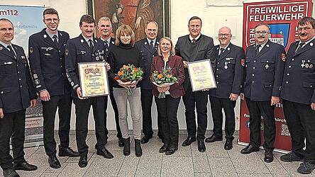Bernhard Bachl (3.v.l.) und Markus M&uuml;ller erhielten im Beisein zahlreicher Ehreng&auml;ste und Feuerwehr-F&uuml;hrungskr&auml;fte die Ernennungsurkunde zum &bdquo;Ehrenmitglied&ldquo; der FFW Neukirchen b. Hl. Blut &uuml;berreicht.