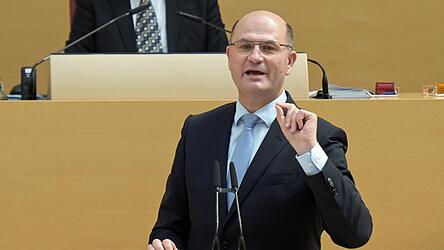 Albert F&uuml;racker gibt zu: &bdquo;Ich wei&szlig; nicht, was in zwei Jahren ist.&ldquo; Immerhin gibt es jetzt aber einen finanziellen Fahrplan bis dahin.