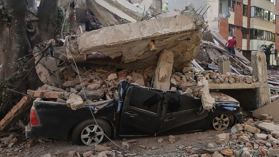 Von Trümmern plattgedrückte Autos, eingestürzte Kirchtürme, kollabierte Häuser - diese Bilder prägen nach dem schweren Erdbeben einige der stark getroffenen Städte im Westen Kolumbiens. Von Trümmern plattgedrückte Autos, eingestürzte Kirchtürme, kollabierte Häuser - diese Bilder prägen nach dem schweren Erdbeben einige der stark getroffenen Städte im Westen Kolumbiens.