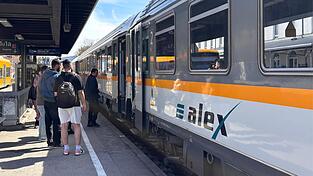 Der Alex ist die tägliche Verbindung zwischen den Ländern. Am Wochenende gab es bislang auch eine Tour der Oberpfalzbahn in Richtung Domažlice. Die fällt mit dem Winterfahrplan weg. Der Alex ist die tägliche Verbindung zwischen den Ländern. Am Wochenende gab es bislang auch eine Tour der Oberpfalzbahn in Richtung Domažlice. Die fällt mit dem Winterfahrplan weg.