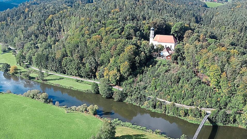 Hoch über dem Regen von Bäumen umsäumt: die Wallfahrtskirche Heilbrünnl.