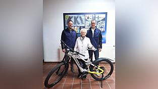 Thomas Friedrich (links) und Dirk Feinkohl (rechts) übergaben das Haibike zugunsten der Kinderkrebshilfe an Irmi Goth. Thomas Friedrich (links) und Dirk Feinkohl (rechts) übergaben das Haibike zugunsten der Kinderkrebshilfe an Irmi Goth.