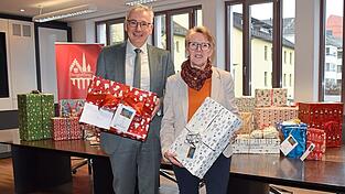 Maria Huber und Landrat Werner Bumeder zeigten sich erfreut, dass alle Wünsche vom Wunschbaum erfüllt wurden. Maria Huber und Landrat Werner Bumeder zeigten sich erfreut, dass alle Wünsche vom Wunschbaum erfüllt wurden.