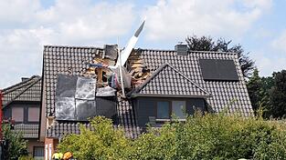 Das Flugzeug st&uuml;rzte am Samstag in ein Wohnhaus.
