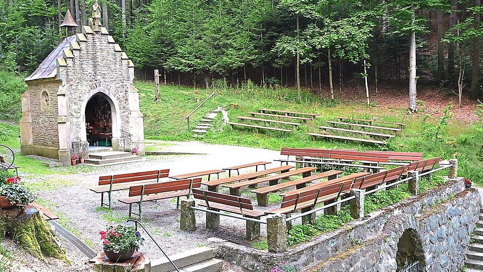 Der Platz an der Kapelle kann sich 2021 wieder mit mehr Gl&auml;ubigen f&uuml;llen, die sich zum Gebet einfinden.