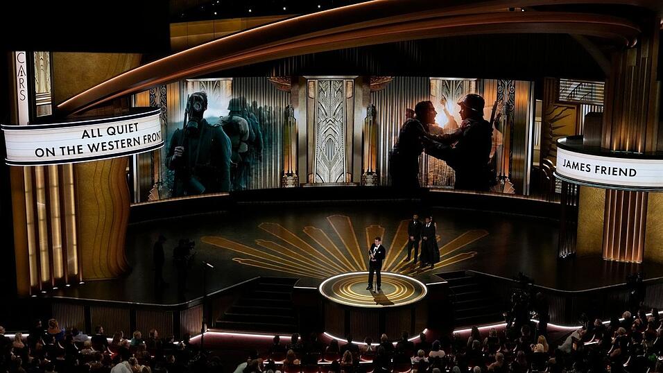 Kameramann James Friend nimmt den Preis f&uuml;r die beste Kameraf&uuml;hrung entgegen.