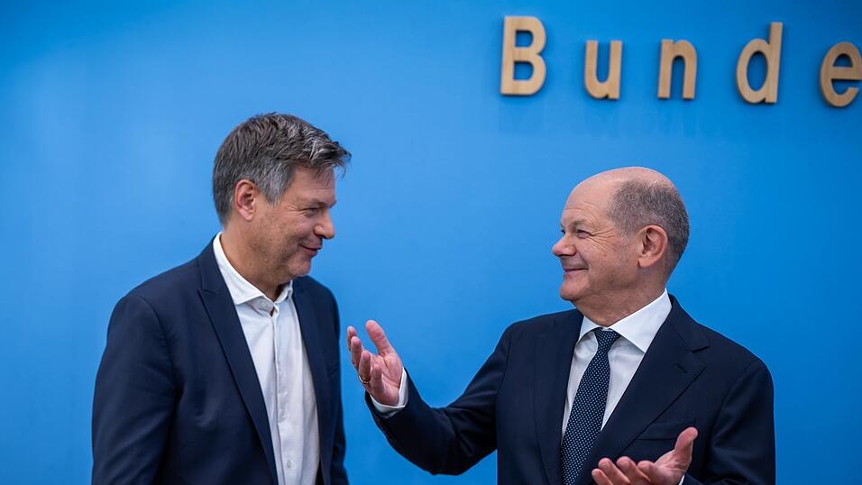 Dir SPD mit Bundeskanzler Olaf Scholz (r.) und die Grünen mit Wirtschaftsminister Robert Habeck wollen die Unternehmn mit einem Steuerbonus die Unternehmen stärken, die Bürger finanzielle entlasten und gleichzeitig die Reichen stärker zur Kasse bitten. Dir SPD mit Bundeskanzler Olaf Scholz (r.) und die Grünen mit Wirtschaftsminister Robert Habeck wollen die Unternehmn mit einem Steuerbonus die Unternehmen stärken, die Bürger finanzielle entlasten und gleichzeitig die Reichen stärker zur Kasse bitten.