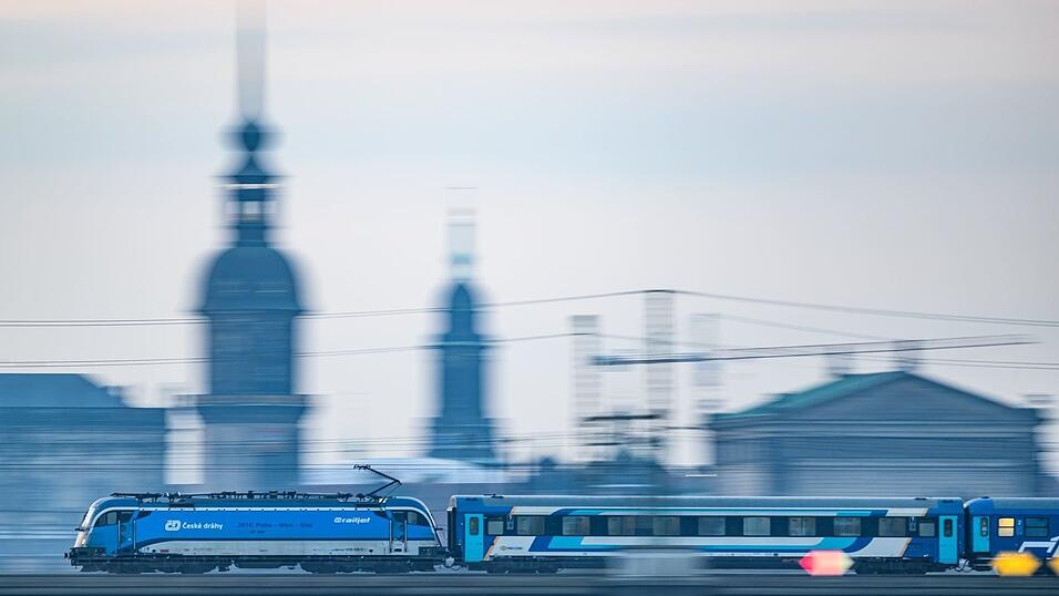 Ein Eurocity-Zug fährt durch Dresden. In einem Teil der Züge wird es weiterhin die beliebten Speisewagen mit frisch gekochtem Essen geben. (Archivbild) Ein Eurocity-Zug fährt durch Dresden. In einem Teil der Züge wird es weiterhin die beliebten Speisewagen mit frisch gekochtem Essen geben. (Archivbild)