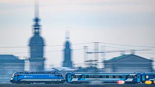 Ein Eurocity-Zug fährt durch Dresden. In einem Teil der Züge wird es weiterhin die beliebten Speisewagen mit frisch gekochtem Essen geben. (Archivbild)