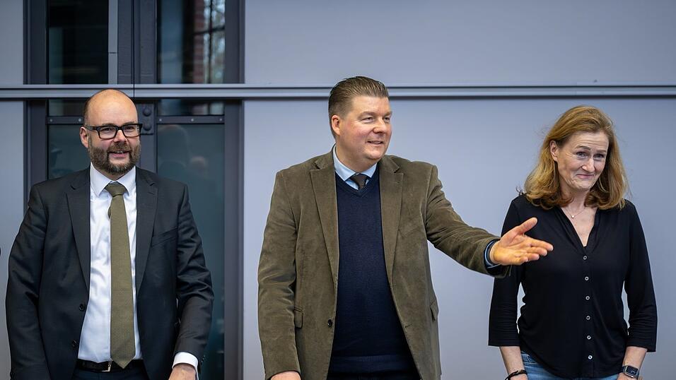 In Potsdam werden die Länder vertreten von Andreas Dressel (m), Hamburgs SPD-Finanzsenator und aus dem sächsichen Kabinett Finanzminister Christian Piwarz (CDU) und seine Kieler Grünen-Amtskollegin Silke Schneider. (Archivfoto) In Potsdam werden die Länder vertreten von Andreas Dressel (m), Hamburgs SPD-Finanzsenator und aus dem sächsichen Kabinett Finanzminister Christian Piwarz (CDU) und seine Kieler Grünen-Amtskollegin Silke Schneider. (Archivfoto)