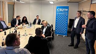 Bei Salzstangen und Wasser versammelt sich die CSU im Wahlkreisb&uuml;ro. Kreisvorsitzender Dr. Gerhard Hopp bescheinigt dem Landratskandidaten Michael Multerer ein &bdquo;sehr gutes Zwischenergebnis&ldquo; eingefahren zu haben.