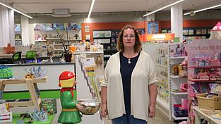 Inhaberin Bianca Hess in ihrem Laden: Auf 1.900 Quadratmetern und zwei Etagen gibt es dort Produkte für Kinder bis zum Alter von etwa acht Jahren. Inhaberin Bianca Hess in ihrem Laden: Auf 1.900 Quadratmetern und zwei Etagen gibt es dort Produkte für Kinder bis zum Alter von etwa acht Jahren.