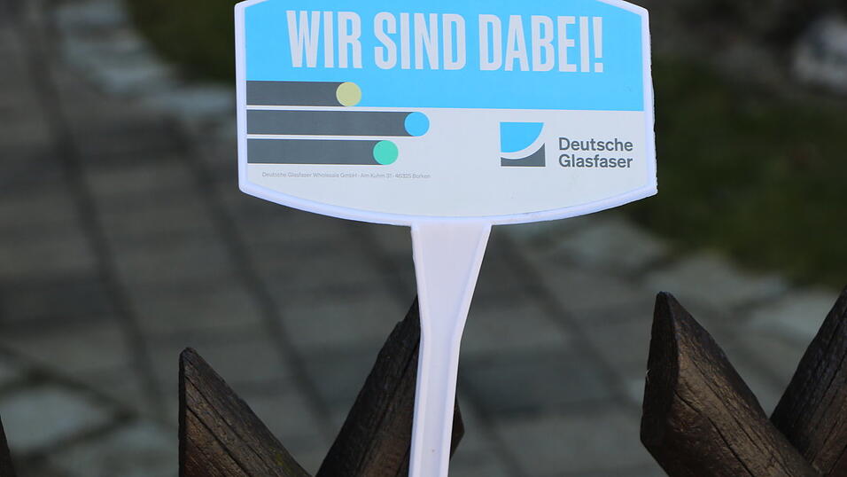 „Wir sind dabei“: Dieser Spruch hing im Rahmen der Markterkundung der Deutschen Glasfaser an vielen Gartenzäunen im Stadtgebiet. Wann und ob überhaupt ein Ausbau in Mainburg erfolgt, ist weiterhin völlig unklar. „Wir sind dabei“: Dieser Spruch hing im Rahmen der Markterkundung der Deutschen Glasfaser an vielen Gartenzäunen im Stadtgebiet. Wann und ob überhaupt ein Ausbau in Mainburg erfolgt, ist weiterhin völlig unklar.