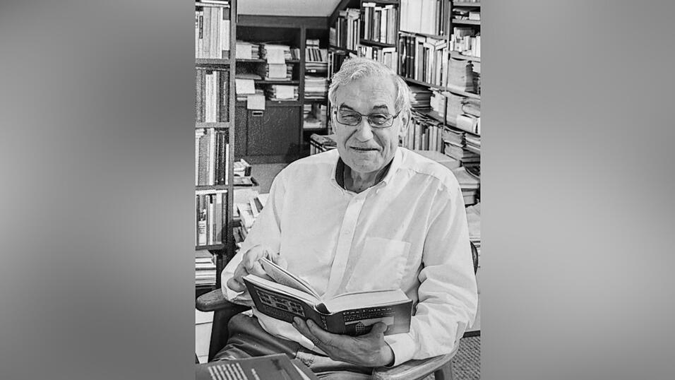 Alfons Huber in seinem Arbeitszimmer.