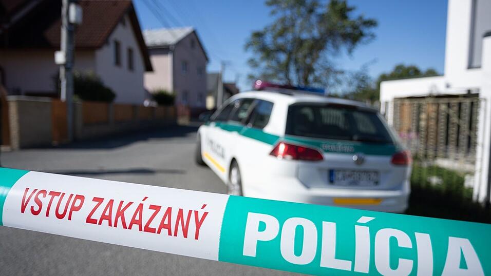 Die Polizei sperrte das Gebiet weiträumig ab. Die Polizei sperrte das Gebiet weiträumig ab.