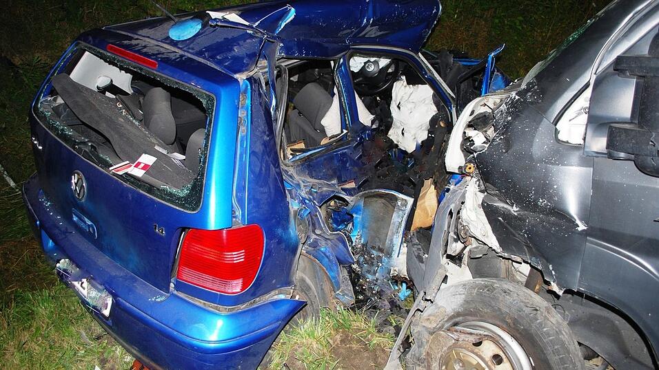 Bei einem Unfall auf der B20 sind in der Nacht auf Montag vier Menschen ums Leben gekommen. Bei einem Unfall auf der B20 sind in der Nacht auf Montag vier Menschen ums Leben gekommen.