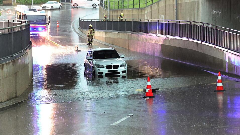 In M&uuml;hldorf blieb ein Auto in einer Bahnunterf&uuml;hrung stecken.