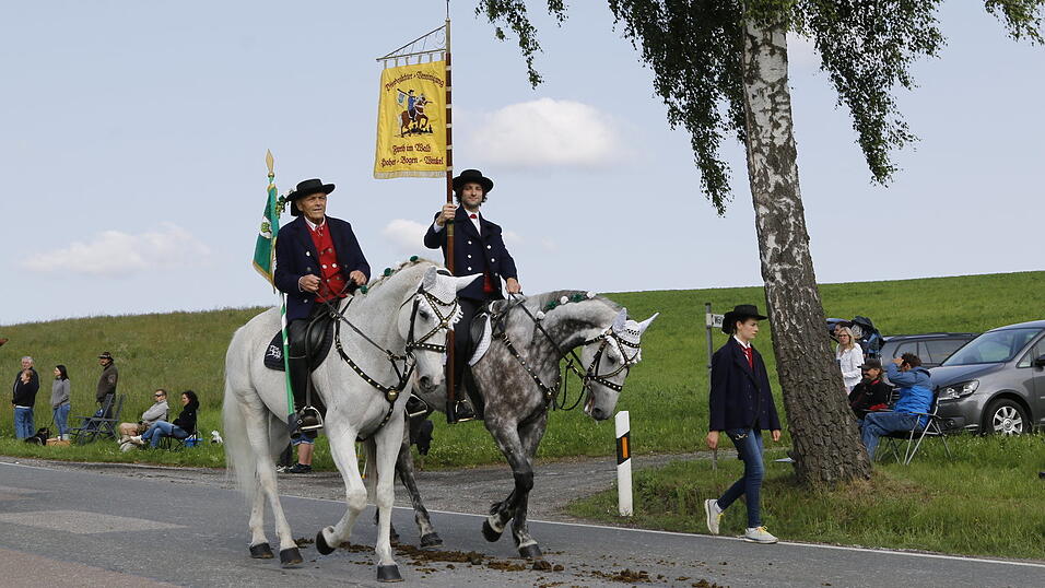 Bei angenehmen Temperaturen zogen die Pfingstreiter durch das Zellertal nach Steinbühl. Bei angenehmen Temperaturen zogen die Pfingstreiter durch das Zellertal nach Steinbühl.