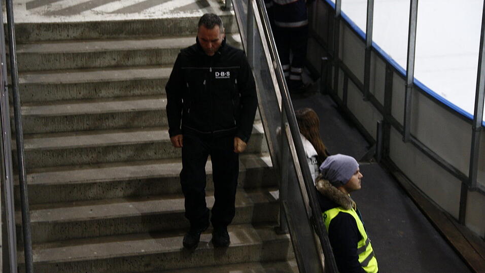 Ordnungsdienst-Mitarbeiter und Rettungskr&auml;fte sind bei jedem Spiel vor Ort.