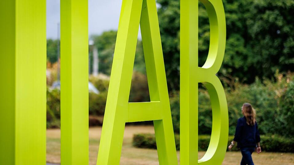Die Arbeitslosigkeit wird einer IAB-Regionalprognose im Osten leicht zunehmen, im Westen leicht sinken (Archivbild). Die Arbeitslosigkeit wird einer IAB-Regionalprognose im Osten leicht zunehmen, im Westen leicht sinken (Archivbild).