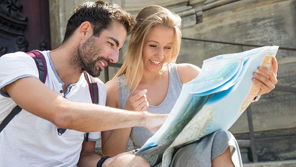 Paare, die aufeinander eingehen, reisen glücklicher. Paare, die aufeinander eingehen, reisen glücklicher.