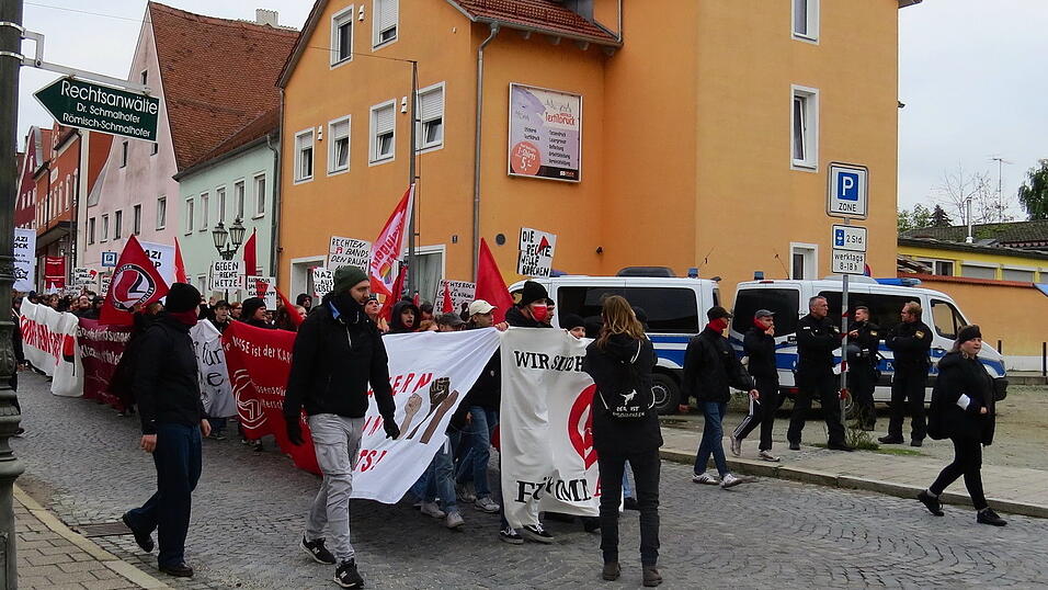 Die Demonstranten ziehen am Geb&auml;ude des Wikinger-Versands vorbei.&nbsp;